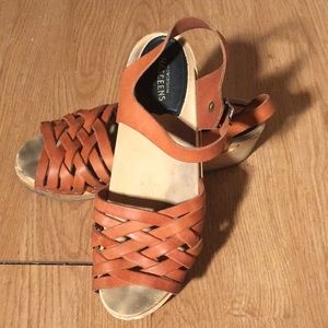 Solid leather sandals